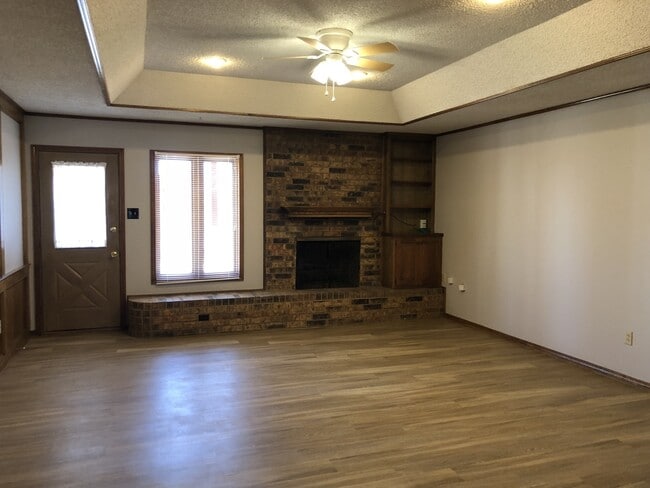 Building Photo - Great House