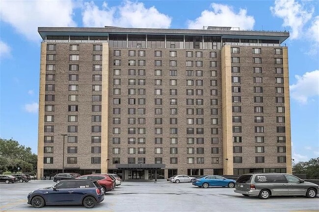 Building Photo - 700 E 8th St