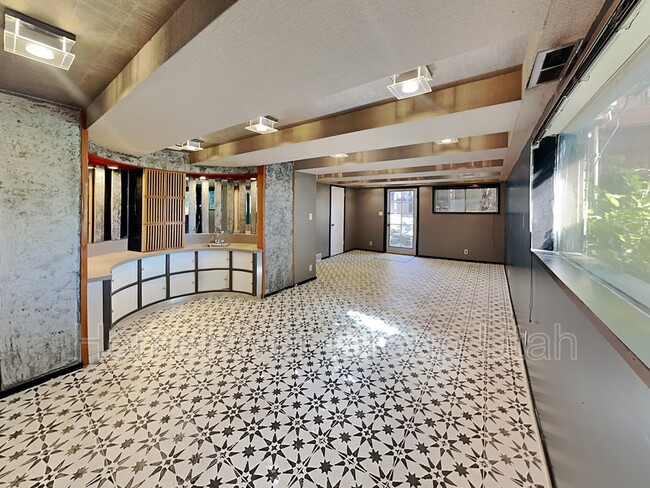 Building Photo - 756 E Pontiac Dr