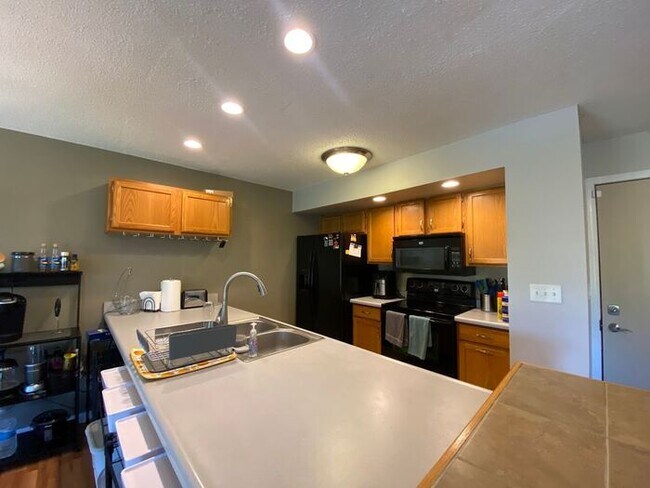 Foto del edificio - $1,975 | 3 Bedroom, 2.5 Bathroom Home | Ca...