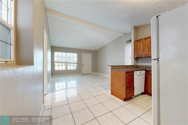 Building Photo - 525 SW 22nd Ave