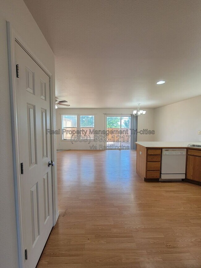 Foto del edificio - 7606 Quadra Dr