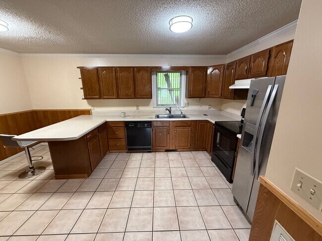 Foto del edificio - Spacious 4-Bedroom, 3-Bath Home in a Desir...