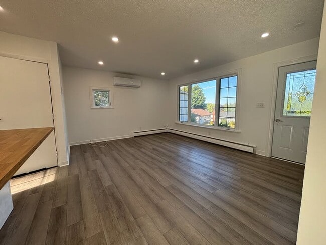 Building Photo - 3 Bed 1 Bath House & Garage $2400/m All-In...