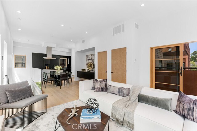 Building Photo - 1035 N Vista St