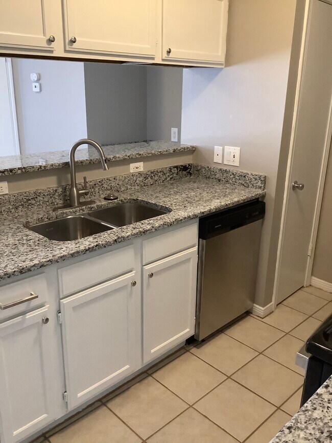 2402 Sycamore Ave - 4