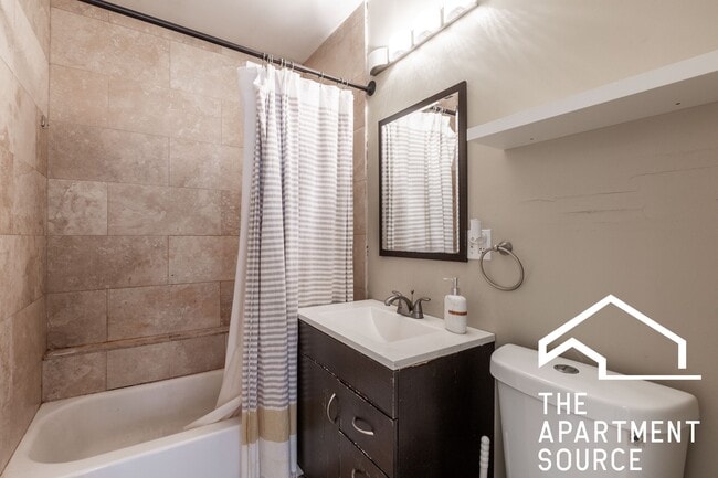 Photo - 1530 N Greenview Ave Apartment