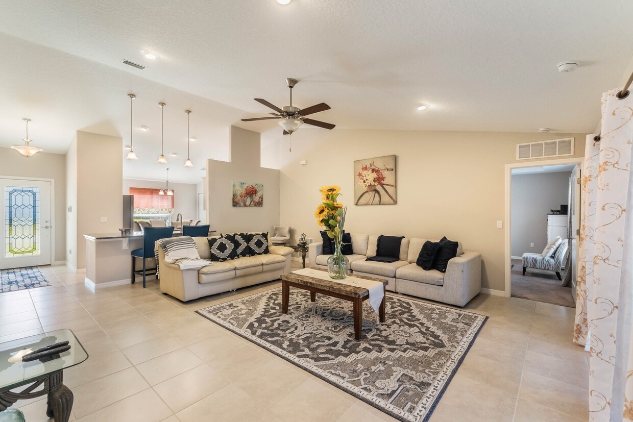 Primary Photo - 15 Raeland Ln