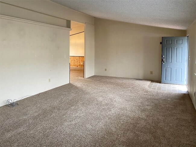 Building Photo - Spacious Manufactured Home with a Fenced B...