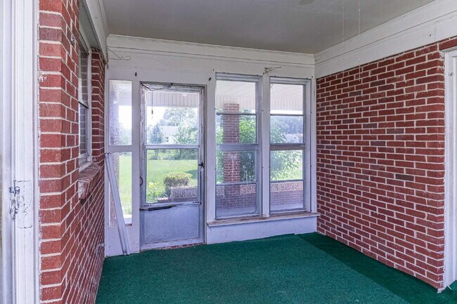 Foto del edificio - Brick Ranch in Pikeville! Lawn care included!