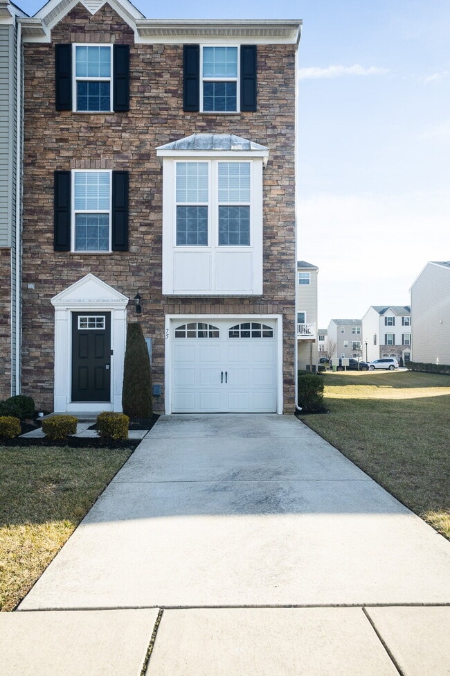 Foto del edificio - Exceptional 3-bedroom, 2.5-bathroom townhouse in the sought after community of The Villages at Cr...