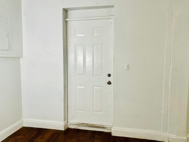 Foto del edificio - Huge 3 Bed House For Rent