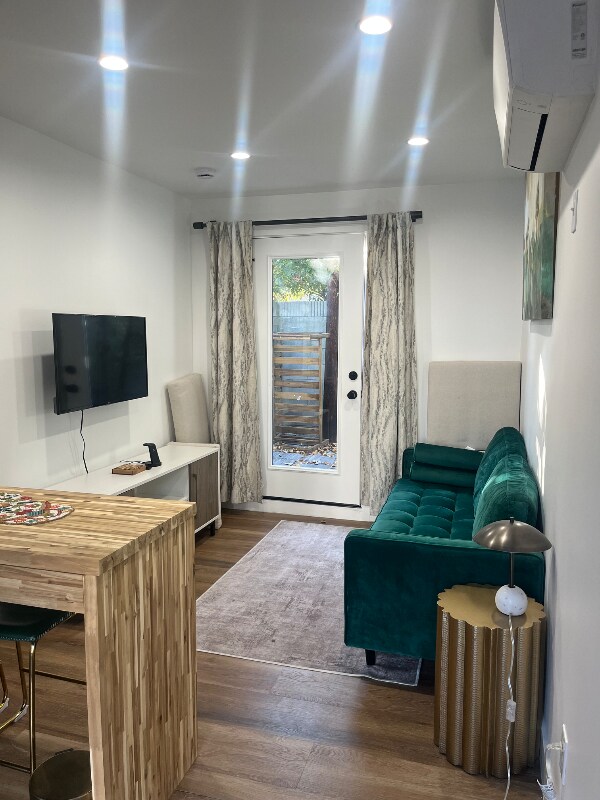 Building Photo - 3749 Hillcrest Dr