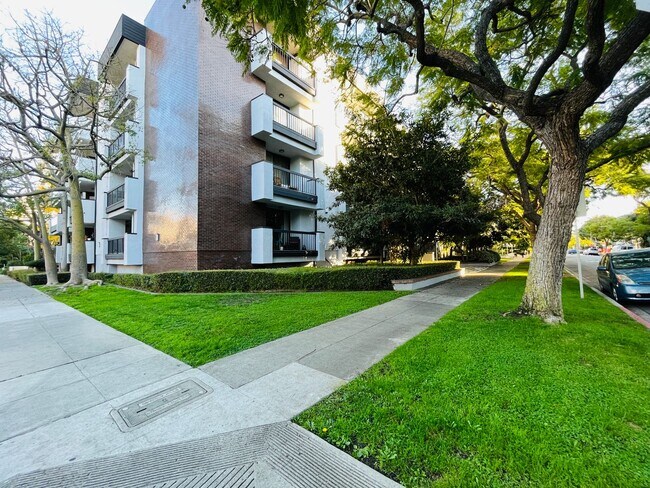 Foto del edificio - Lush and Lavish Lower Level Beverly Hills ...