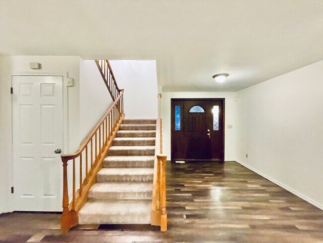 Foto del edificio - Luxurious 4-Bedroom Retreat with Mount Rai...