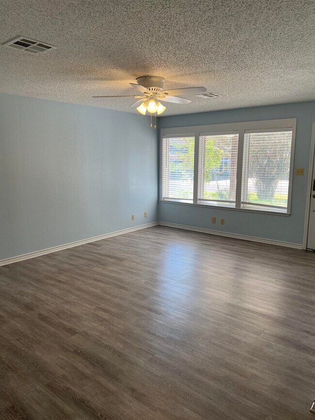 Foto del edificio - 1749 Bluebonnet Ln