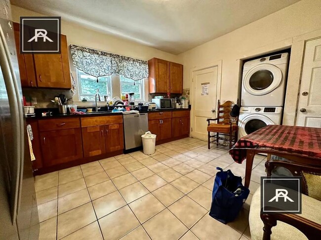 Photo - 5 bedroom in Waltham MA 02453 Apartment