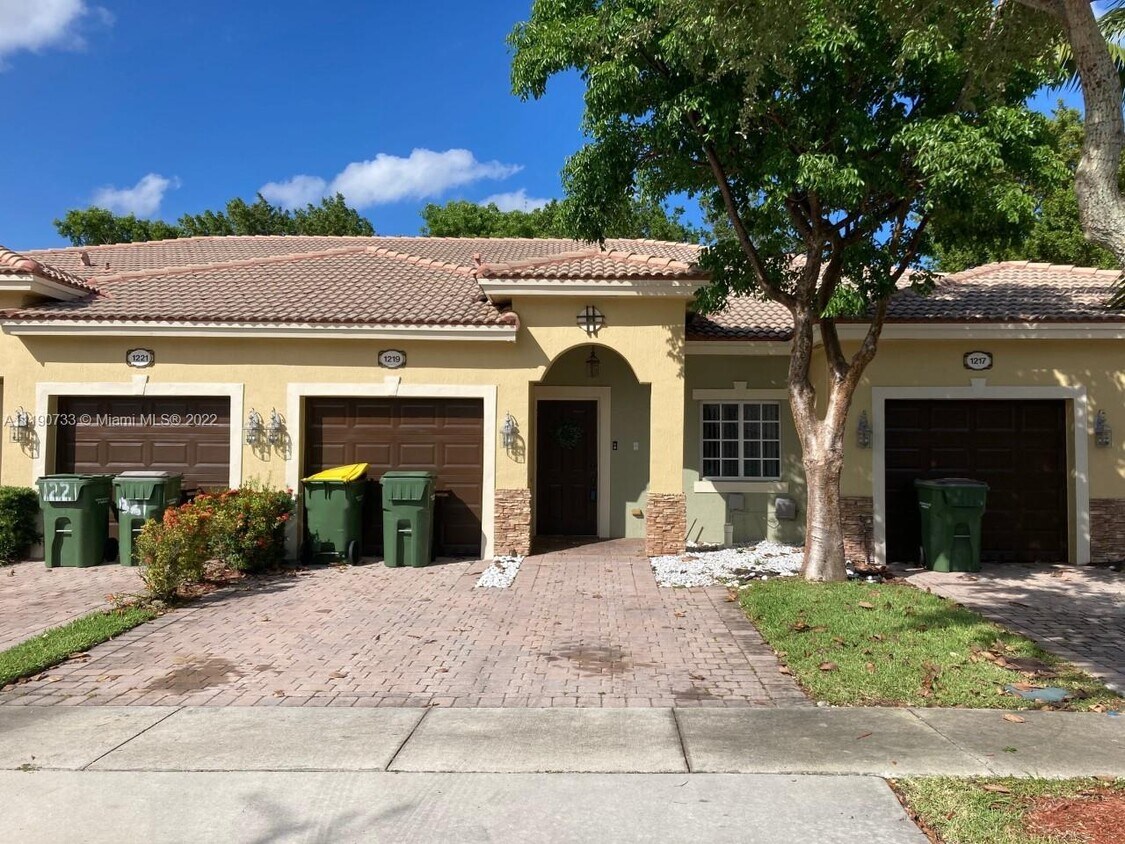 1219 NE 32nd Ter, Homestead, FL 33033 Townhome Rentals in Homestead