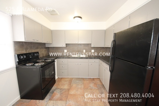 Building Photo - Cozy Upstairs Apartment Available! Visit r...