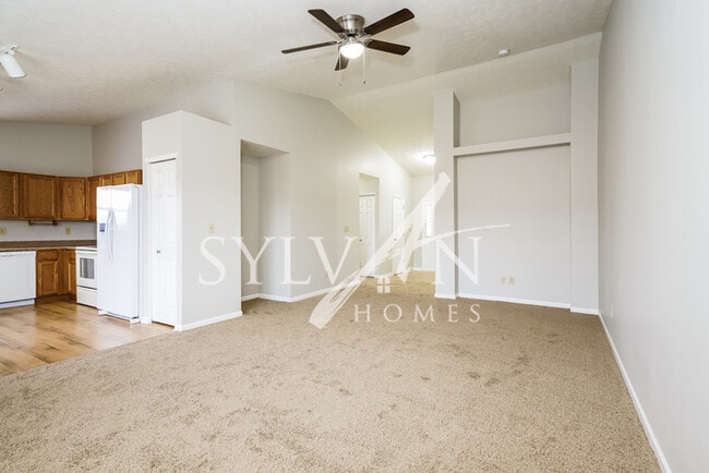 Building Photo - Feel right at home in this charming 3 bedroom