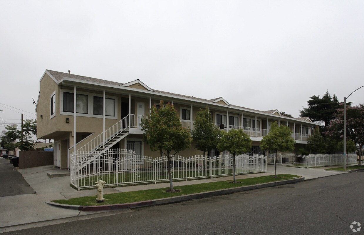 Building Photo - 301 E Mills Dr