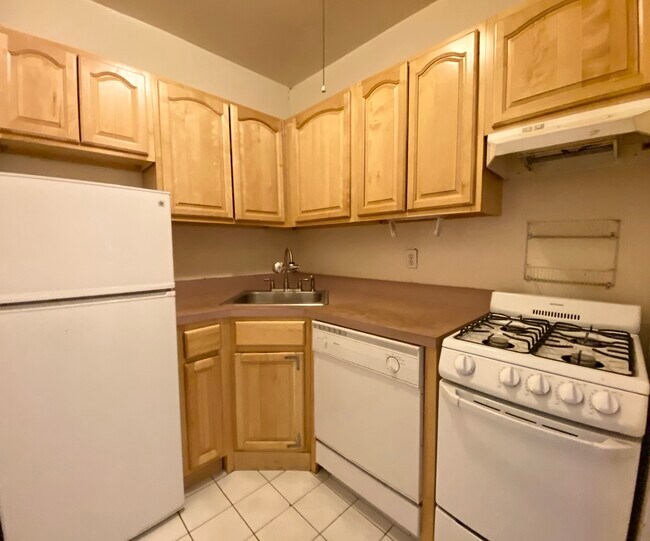 Building Photo - 15 W 73rd St