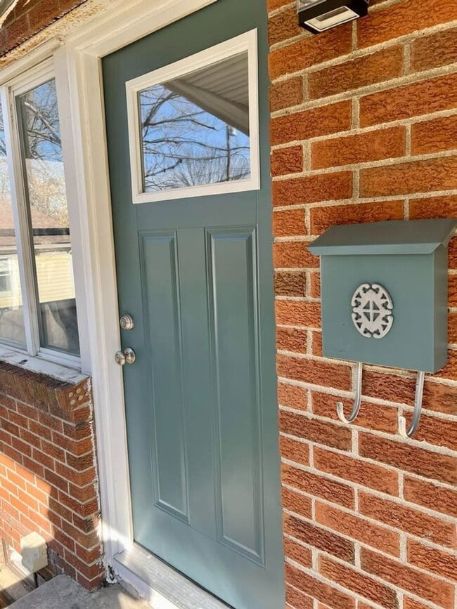 Building Photo - Charming, updated 2bdrm/1bth with full basement