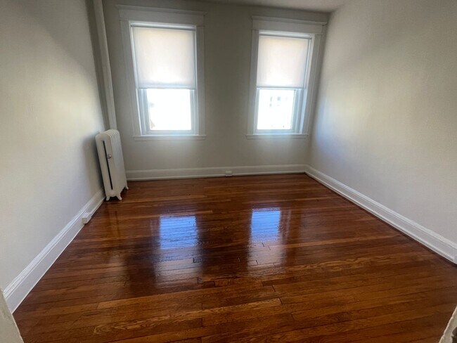 Foto del edificio - NO FEE Brand New Beautiful Split 2 bed with Stainless Kitchen, New Floors Sunny NICE ONE!  NO FEE