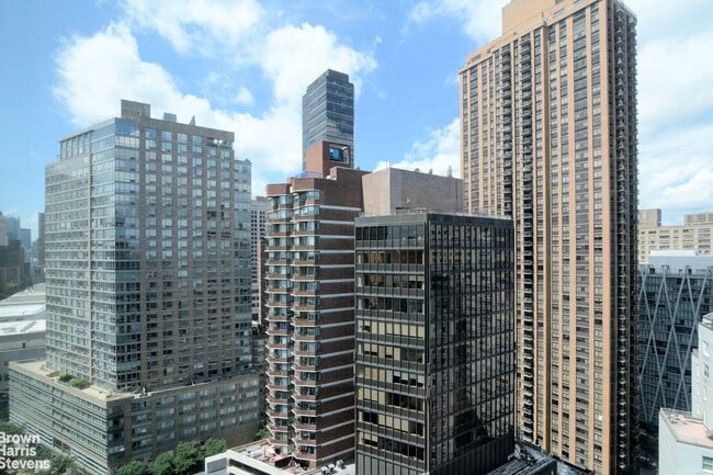 Building Photo - 2000 Broadway