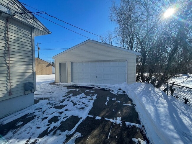 Building Photo - Spacious 2 bed, 1 bath home for rent in NE Waterloo available IMMEDIATELY .