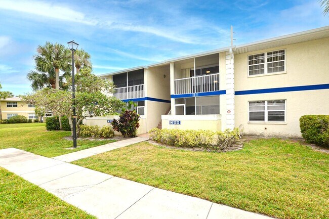 Building Photo - 1530 SE Royal Green Cir
