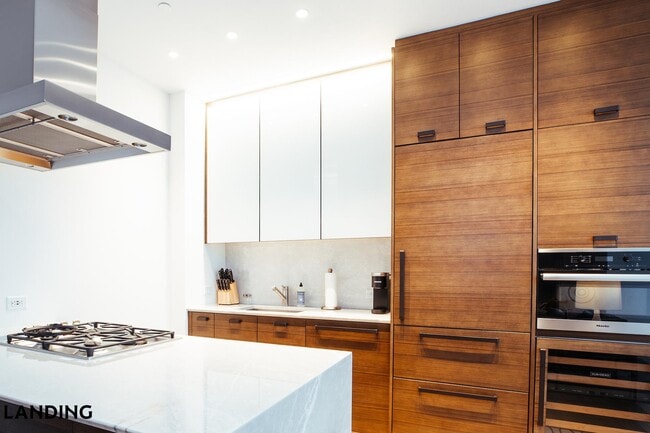 Building Photo - 513 S Damen Ave