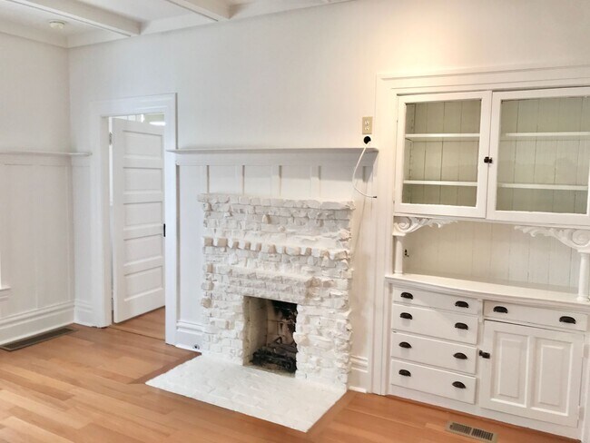 Building Photo - Arts & Crafts Single Family Home in Lake D...