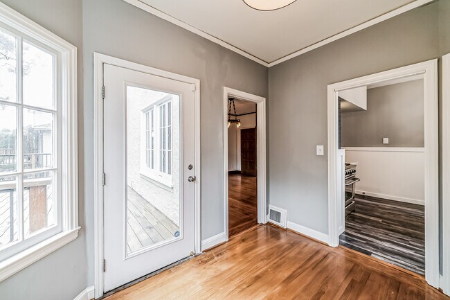 Photo - 496 Crestlake Dr House