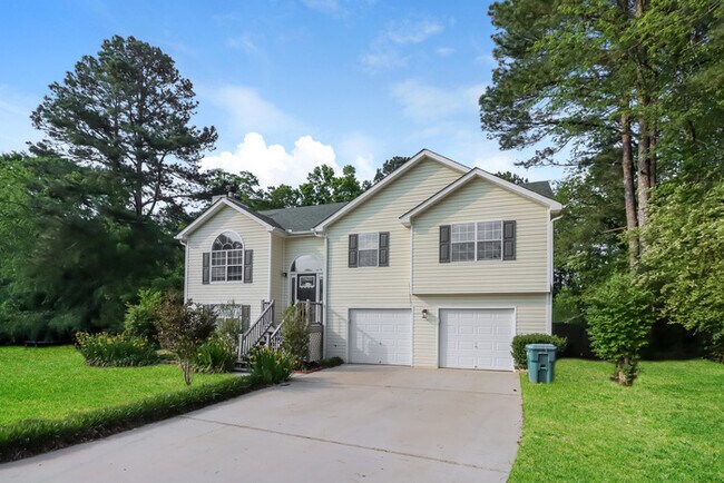 Building Photo - Newly Renovated! Available for immediate m...