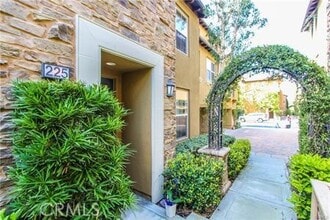 Building Photo - 225 Lonetree