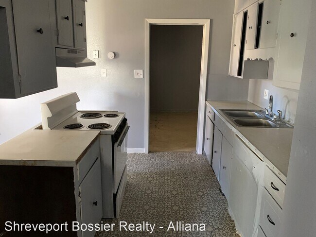 Building Photo - 3 br, 1.5 bath House - 3905 Chateau