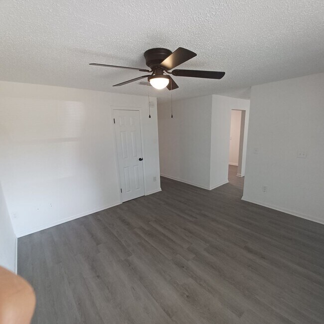 Foto del edificio - Remodeled Cozy 4 BR 2 BA Home