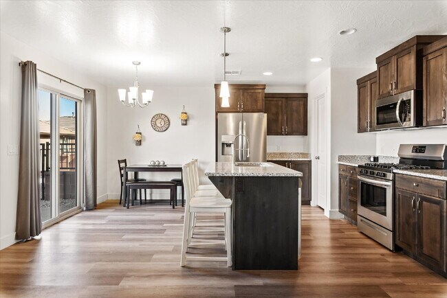 Foto del edificio - "Spacious 4-Bedroom Townhouse Retreat on S...