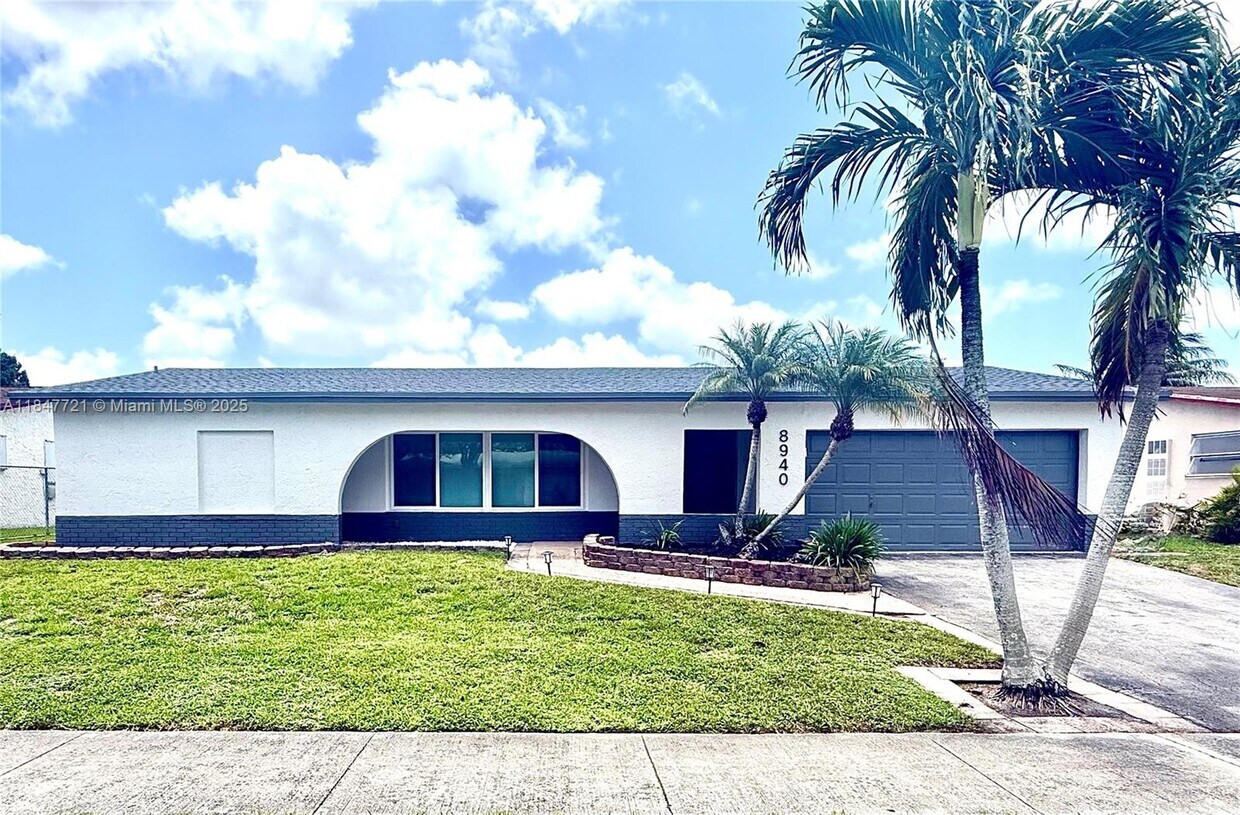 Foto principal - 8940 NW 7th Ct