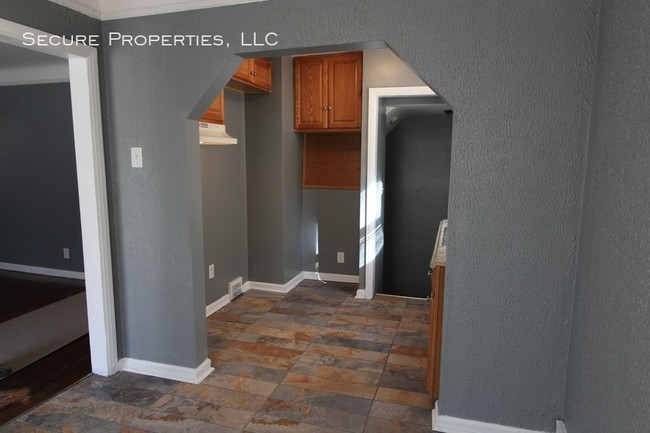 Building Photo - Remodeled 3 bed / 1 bath Brick Bungalow