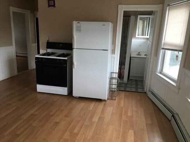 Huge Kitchen - 1168 N Main St