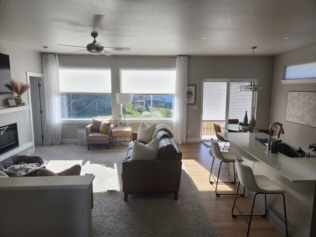 Building Photo - 15332 Deerview Dr