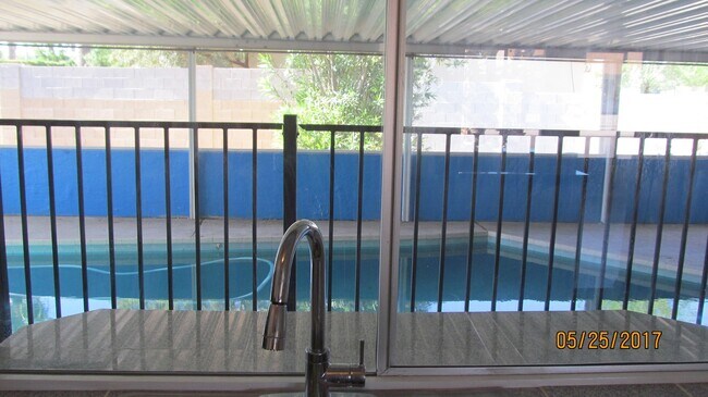 Foto del edificio - SHOWING TODAY 7-7-25  5:30PM;    ASU AREA - REMODELED 5BR 2BA HOUSE SWIMMING POOL, GARAGE. PLUS R...