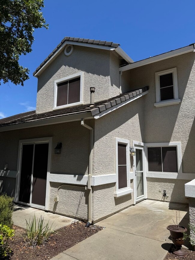 Building Photo - Lovely well cared for condo
