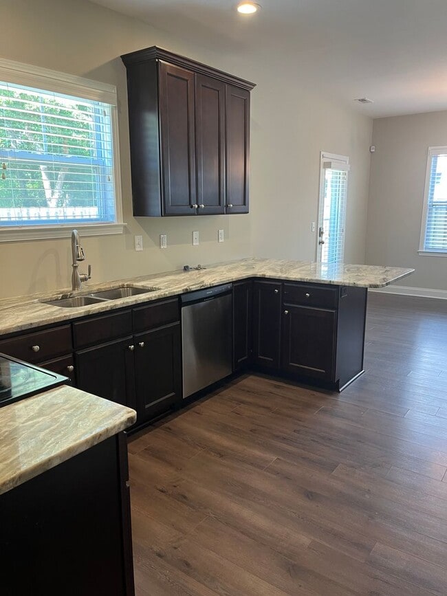 Building Photo - Large home, Pet friendly