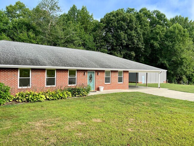 Building Photo - Spacious 4 bedroom house in the heart of H...