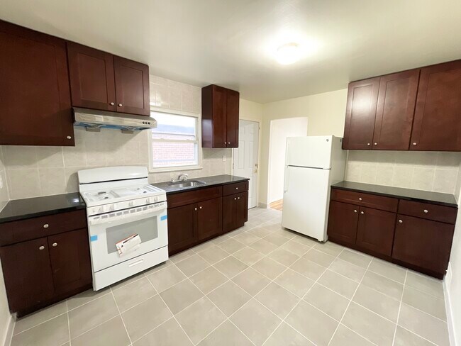 Cocina renovada con electrodomésticos nuevos - 43-11 172nd Street