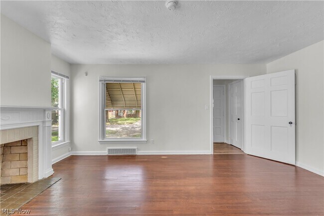 Foto del edificio - 16004 Invermere Ave