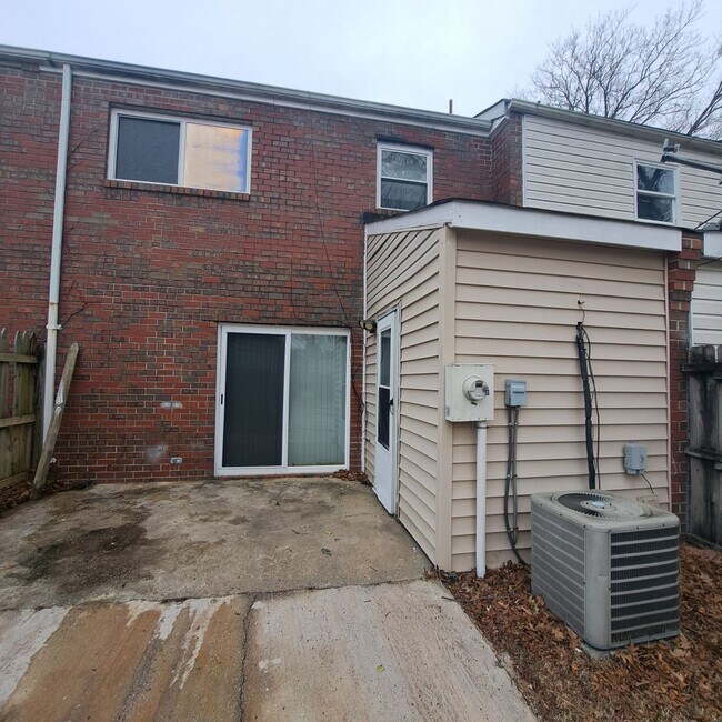 Foto del edificio - 6590 Stoney Point S